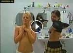 Две красотки в ванной играют с кисками и снимают это на видео